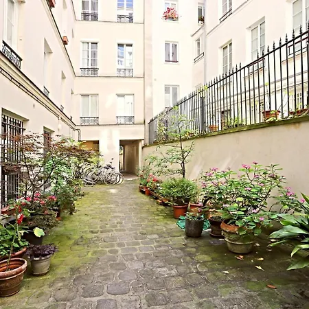 Faubourg St Denis 4 Personnes * Paris